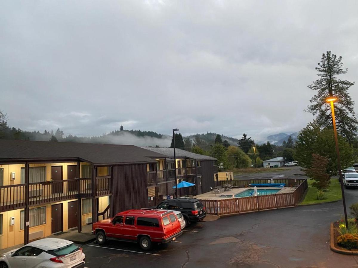 Oakridge Inn & Suites Exterior foto