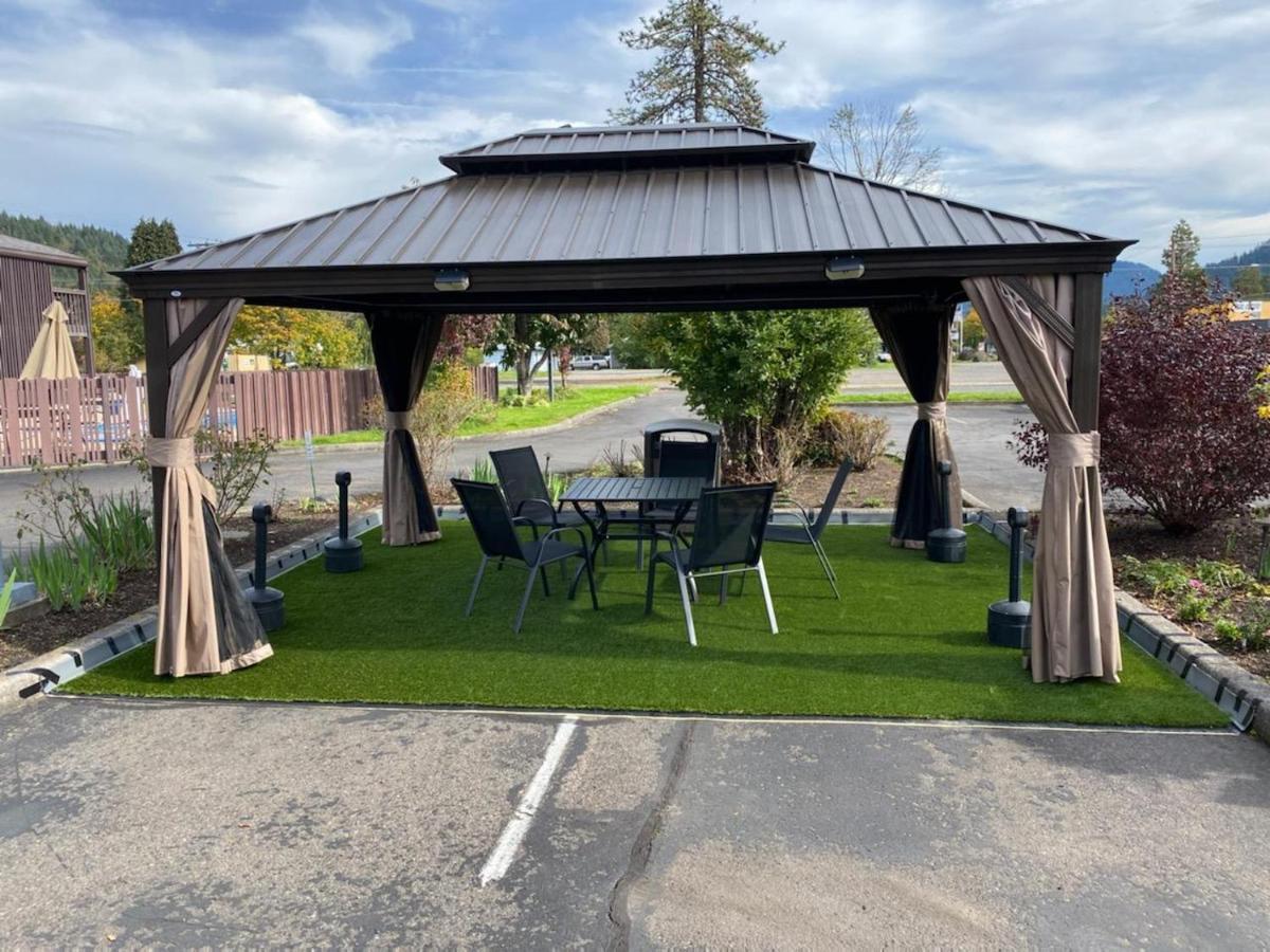 Oakridge Inn & Suites Exterior foto