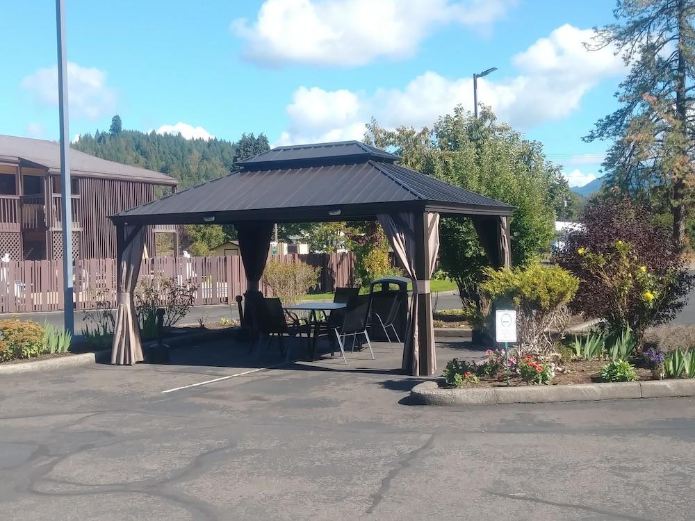 Oakridge Inn & Suites Exterior foto